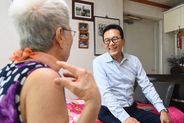 연수구는 지난 13일 통합 돌봄 대상자의 건강상태를 세심하게 살피고, 필요한 보건의료 서비스를 연계하기 위해 운영 중인 두루돌봄 보건의료 특화사업 현장을 방문해 구민 의견을 청취했다